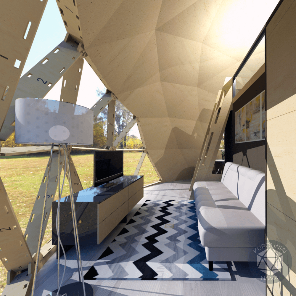 Glamping kupolo interjeras. Puikiai telpa sofa, laiptai į antrą aukštą, televizorius.