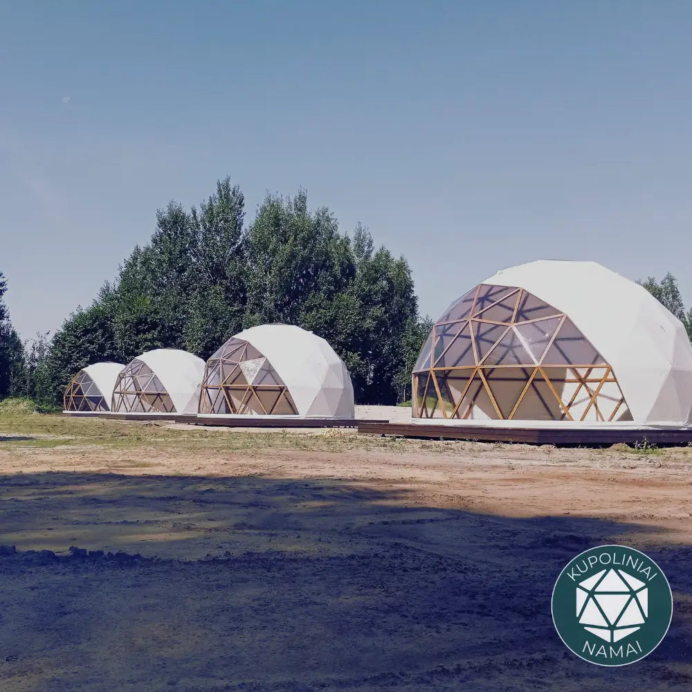Glamping tipo kupolai eilėje